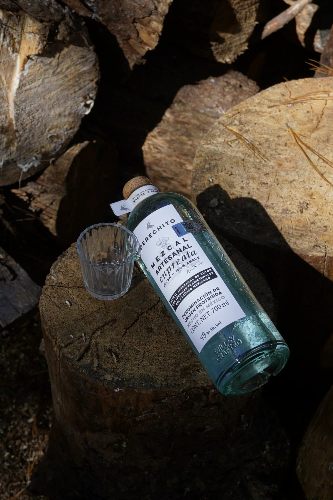 DERECHITO bottle and glass on firewood